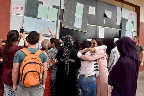 عدد الناجحين في شهادة البكالوريا الذين تحصلو على معدل 10 فما فوق